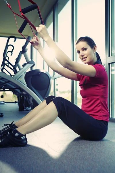 Junges weibliches Modell in modernem Fitnesscenter — Stockfoto