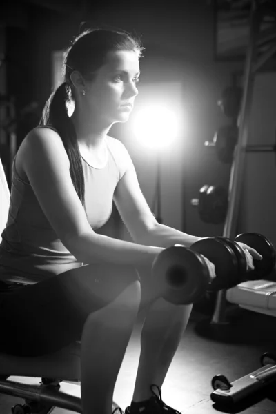 Modelo femenino joven en un moderno gimnasio — Foto de Stock