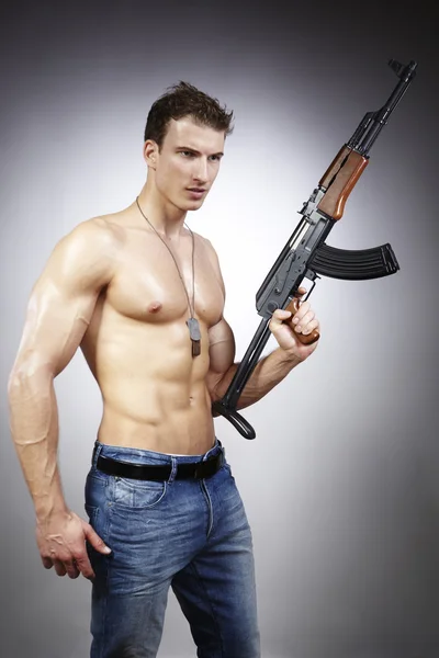 Ak-47 の銃を持つ電源筋肉男 — ストック写真