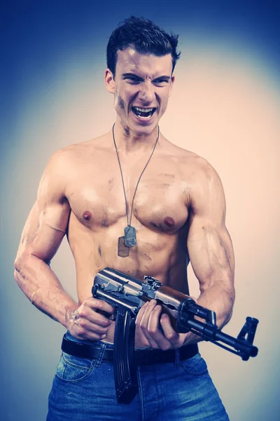 Homem do músculo do poder com arma AK-47 — Fotografia de Stock
