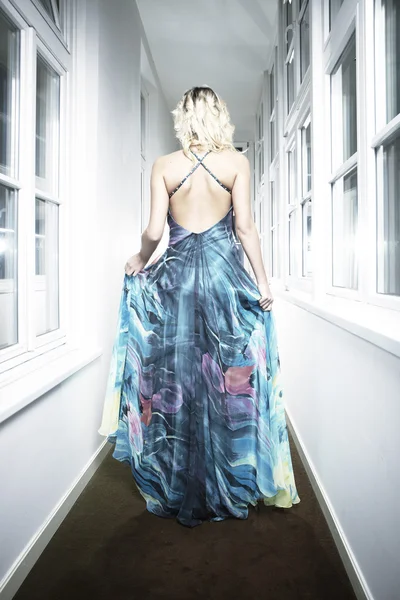 güzel sarışın genç kadın