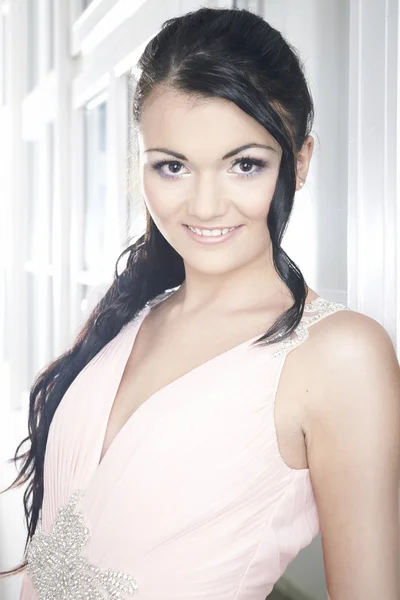 Bella giovane donna bruna — Foto Stock