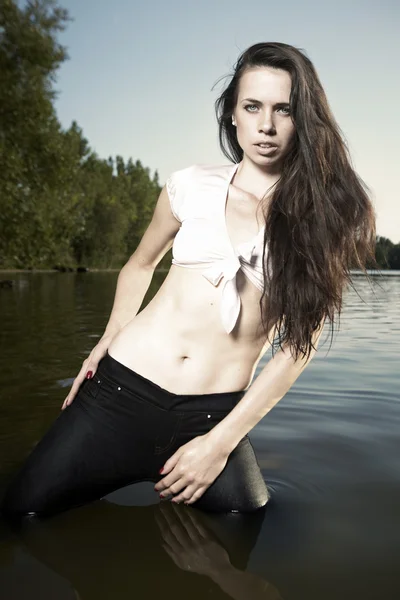 Joven modelo femenino en verano junto al lago — Foto de Stock