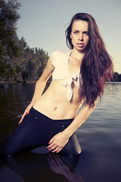 湖のほとりに夏の時間で若い女性モデル — ストック写真