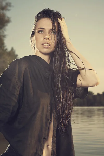 Junges weibliches Model posiert im Sommer am See — Stockfoto