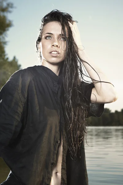 Jeune mannequin femelle posant en été près du lac — Photo
