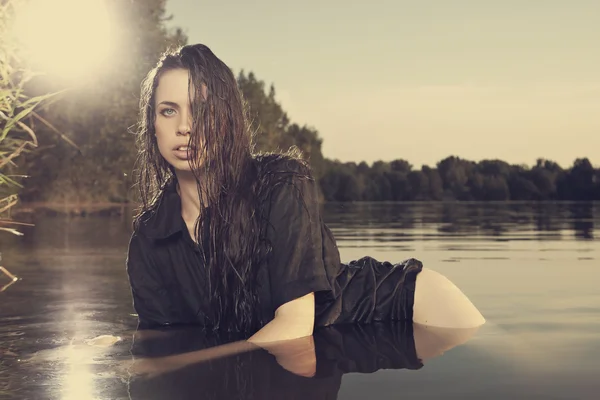 Joven modelo femenina posando en verano junto al lago — Foto de Stock