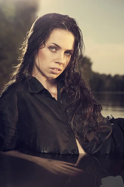 Jovem modelo feminino posando na hora de verão junto ao lago — Fotografia de Stock