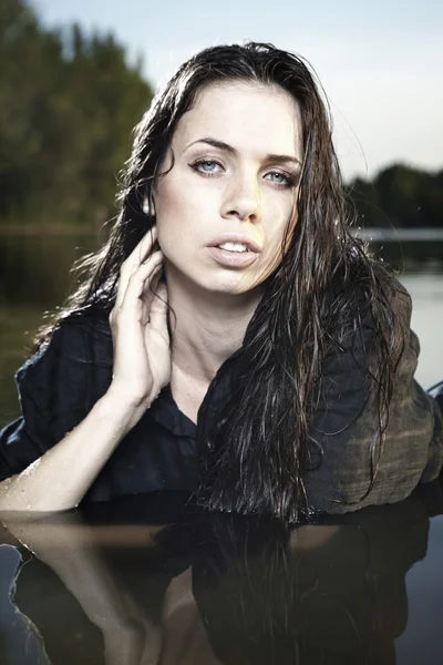 Young female model posing in summer time by the lake — Stock Photo, Image