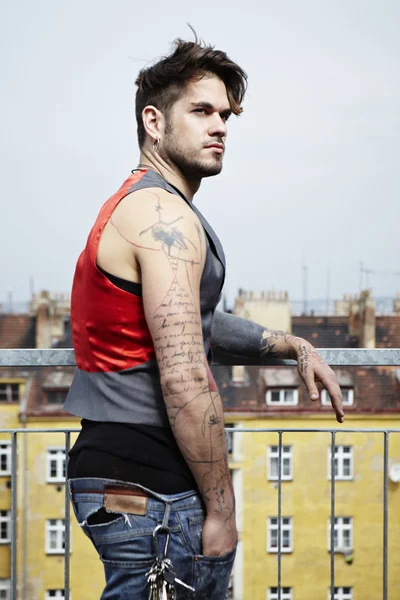 Fiatal tetovált férfi modell — Stock Fotó