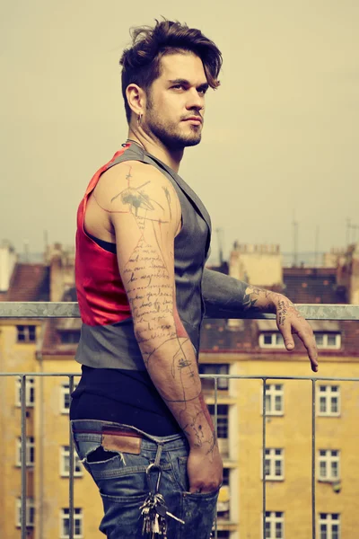 Fiatal tetovált férfi modell — Stock Fotó