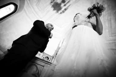 Kilisede evlenen çift.