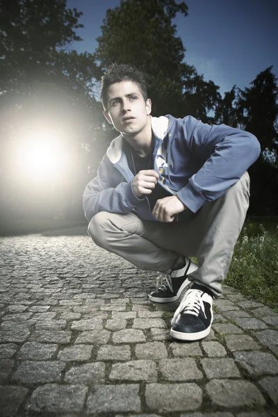 Menino posando ao ar livre — Fotografia de Stock