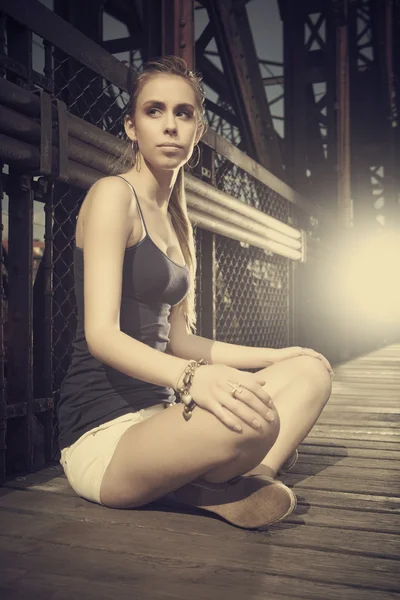 Молодая девушка на мосту — стоковое фото