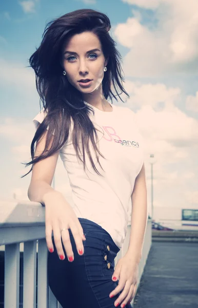 Brunette girl on the background of the city — Stock Photo, Image