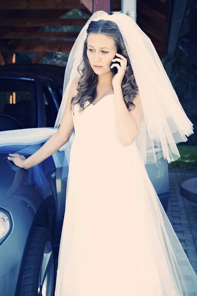 Bride with a mobile phone — Stock Photo, Image