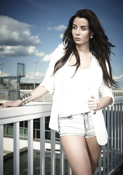 Brunette girl on the background of the city — Stock Photo, Image