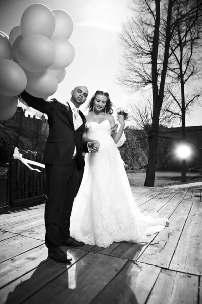 Casamento casal com balões — Fotografia de Stock