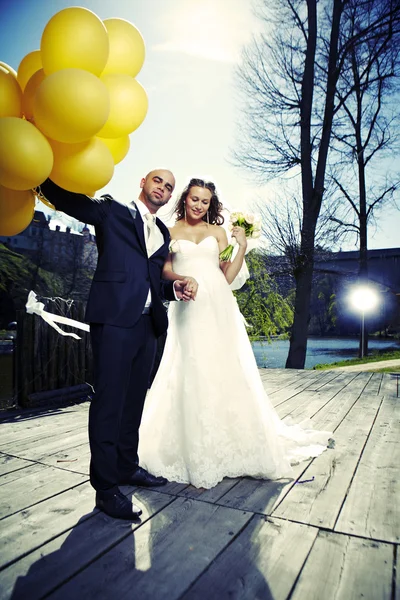 Couple de mariage avec ballons — Photo