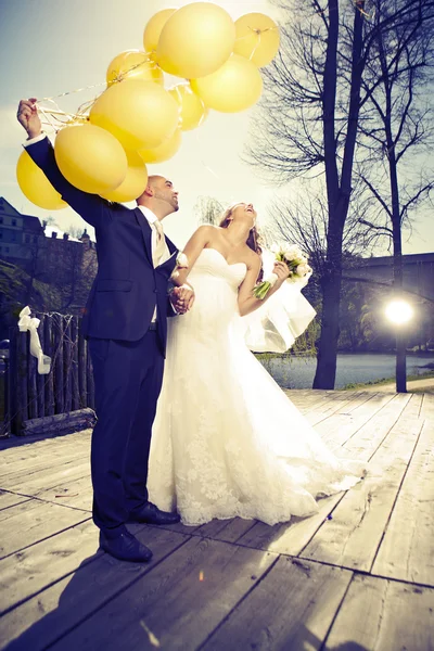 Wedding couple with balloons — Stock Photo, Image