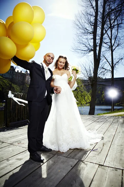 Свадебная пара с воздушными шарами — стоковое фото