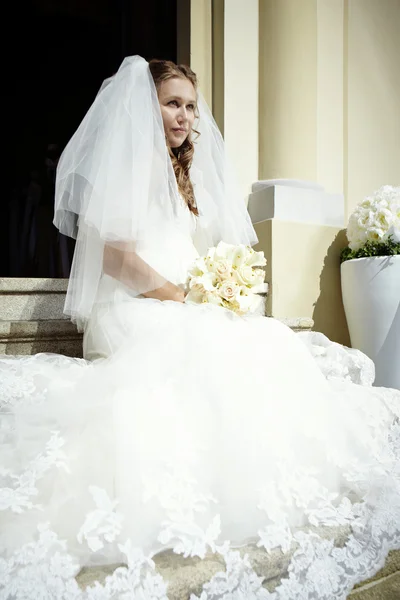 Bride with a bouquet of flowers — Stock Photo, Image