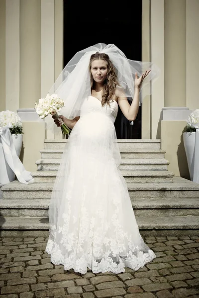 Bride with a bouquet of flowers — Stock Photo, Image