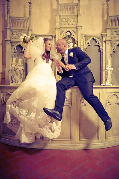 Bruidspaar in kerk — Stockfoto