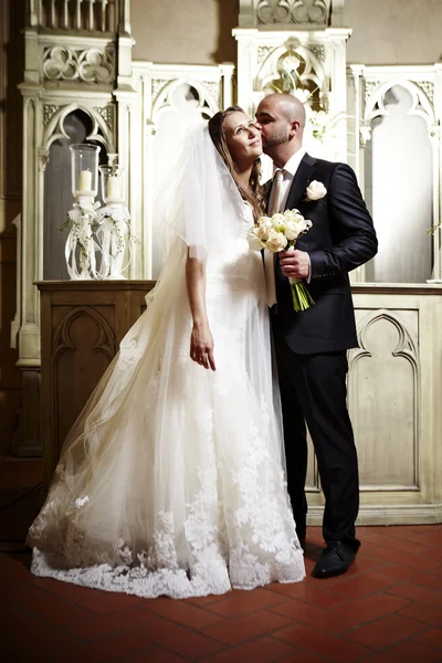Ślub para w kościele — Zdjęcie stockowe