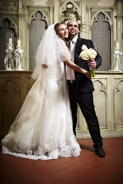 Casal de casamento na igreja — Fotografia de Stock