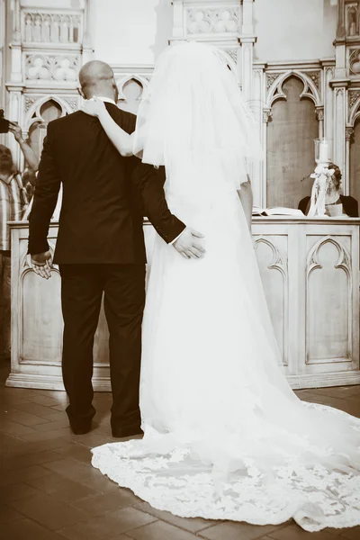 Kilisede evlenen çift. — Stok fotoğraf