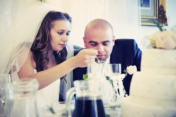 Wedding couple eating — Stock Photo, Image