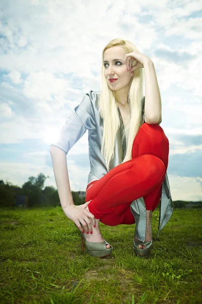 Blonde girl posing outdoor — Stock Photo, Image