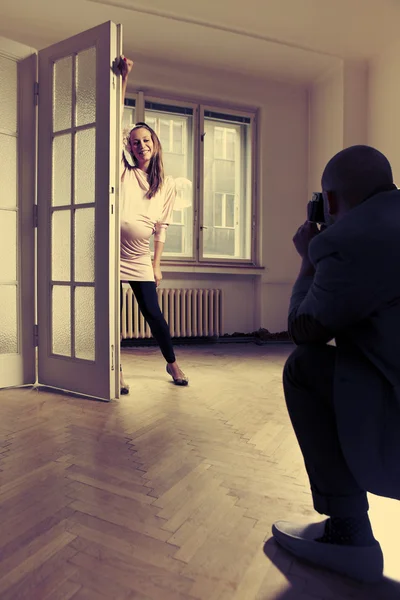 Husband photographing pregnant wife — Stock Photo, Image