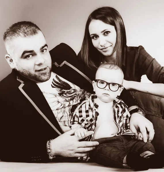 Familia feliz posando en estudio —  Fotos de Stock