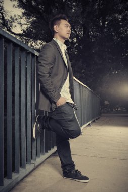 Asyalı adam köprüde poz