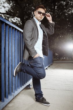 Asyalı adam köprüde poz