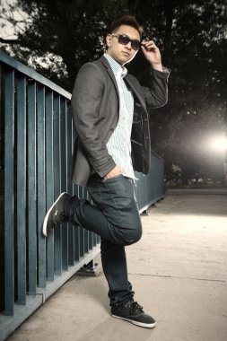 Asyalı adam köprüde poz