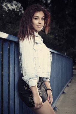 esmer kız köprüde poz