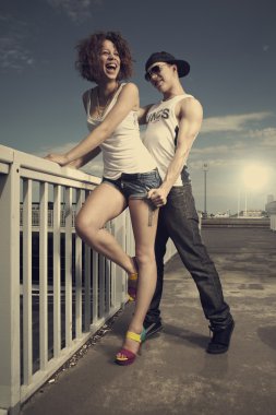 şehirde bir köprü üzerinde poz Çift