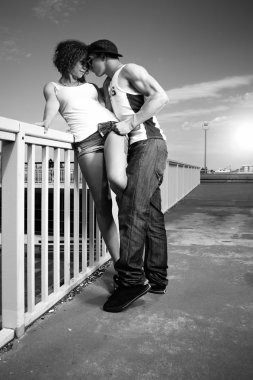 şehirde bir köprü üzerinde poz Çift