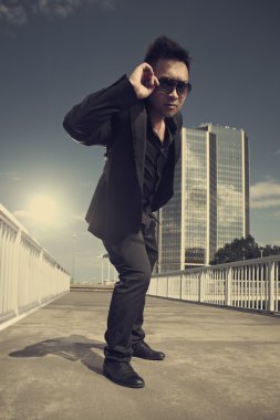 Asyalı adam köprüde poz