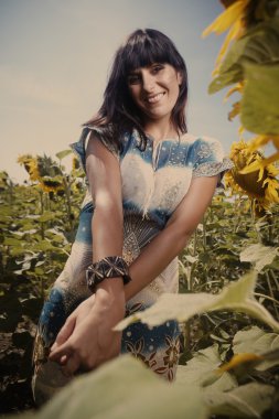 Ayçiçeği tarlası esmer kız