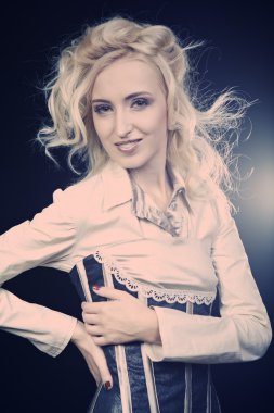 koyu arka plan üzerinde sarışın kız