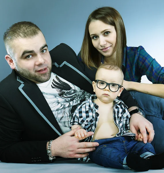 Familia feliz posando en estudio —  Fotos de Stock