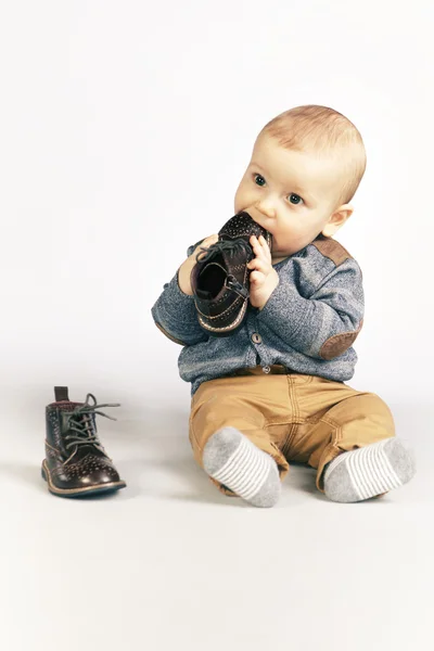 Kid with shoes — Stock Photo, Image