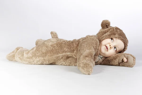 Niño con traje de oso —  Fotos de Stock