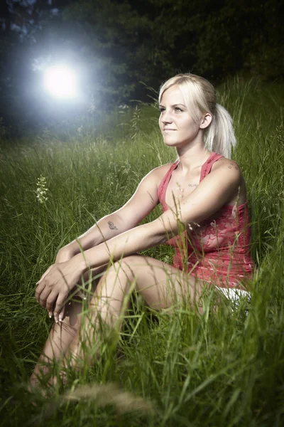 Ragazza bionda posa in natura — Foto Stock