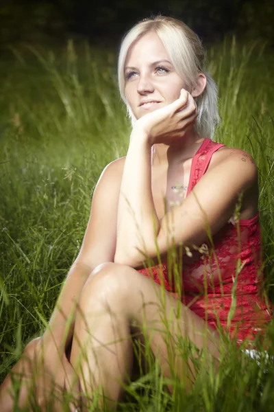 Blond tjej poserar i naturen — Stockfoto