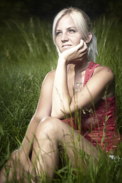 Blonde girl posing in nature — Stock Photo, Image